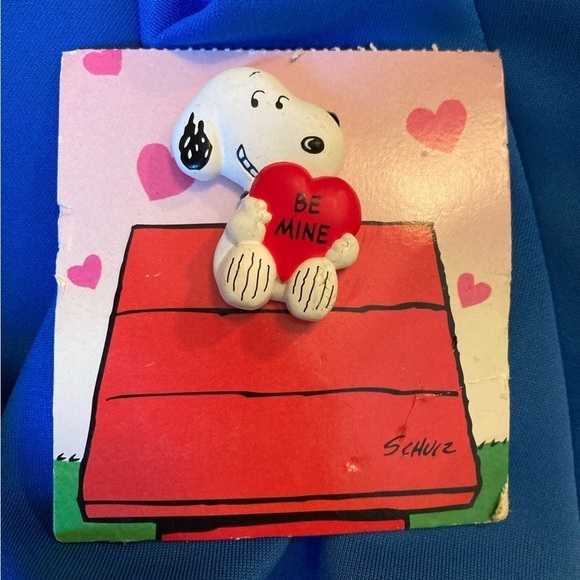 Vintage‎ Hallmark Snoopy Valentines Day Pin - Picture 1 of 4